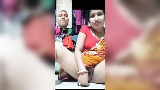 वीडियोकॉल मे अपने पति को चुत मे बैंगन डाल दिखाती भाभी