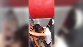 दोस्त की बहन को छुपके से टॉयलेट मे लेजाके चोदा
