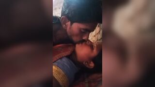 गाँव की देसी पत्नी को चोदत्ते हुए का बनाया वीडियो