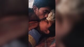 गाँव की देसी पत्नी को चोदत्ते हुए का बनाया वीडियो